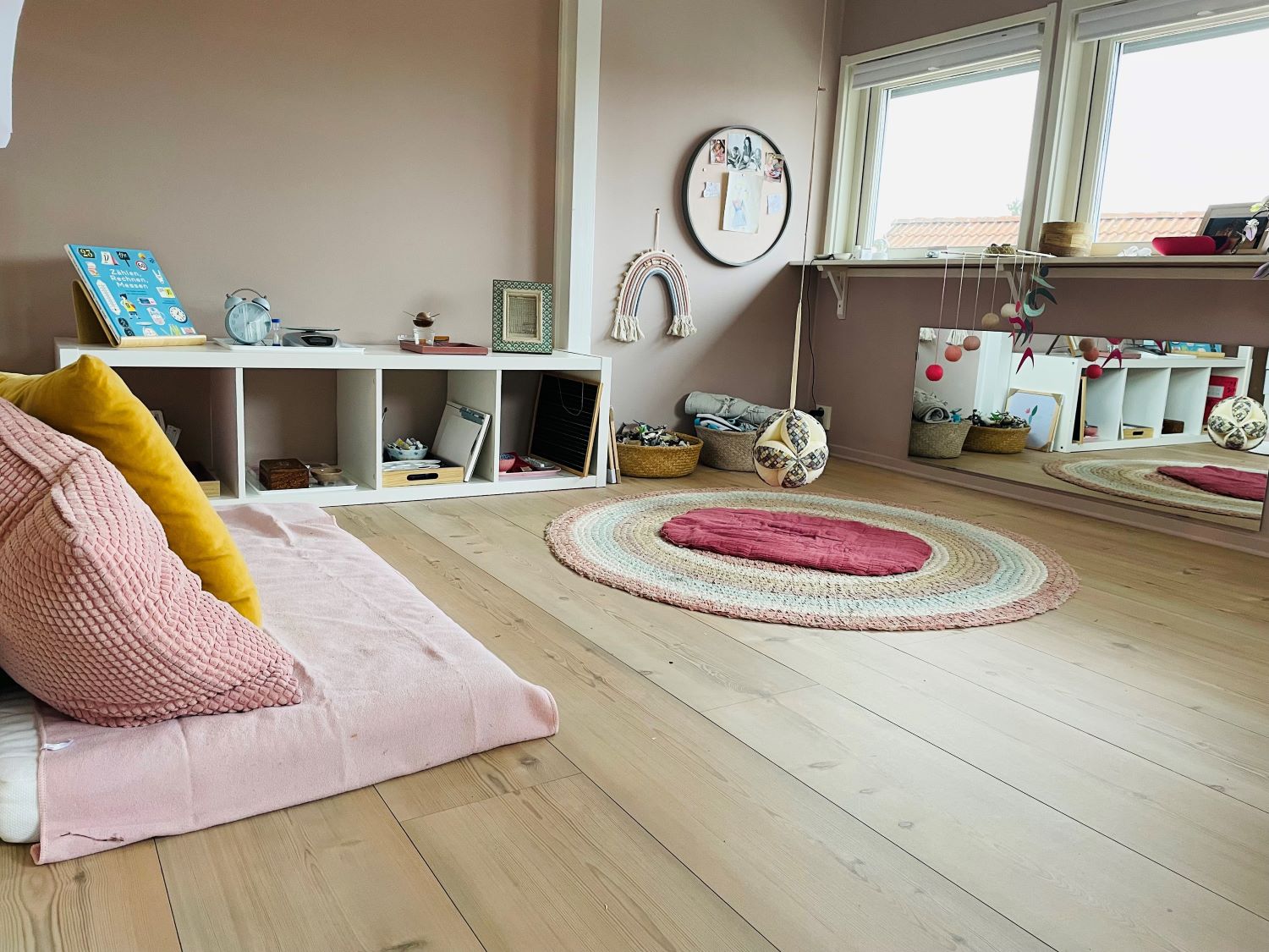 Et eksempel på et tilrettelagt miljø for en seks måneder gammel babys optimale motorisk utvikling.
